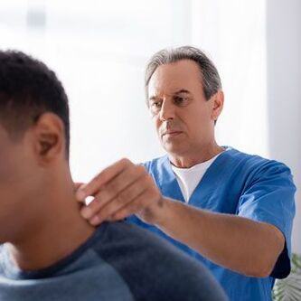 پزشک یک بیمار مبتلا به گردن درد را معاینه تشخیصی انجام می دهد