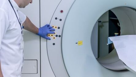 پزشک دستگاه MRI را کنترل می کند